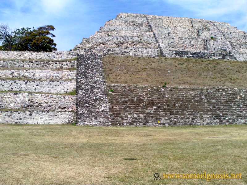 Zona Arqueológica de Xochicalco Foto 0104