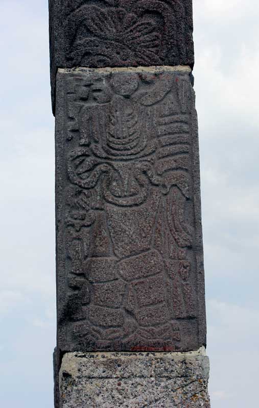 Personaje en una de las columnas de la piramide principal.