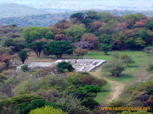 El Calméac y la Plaza de la Estela de los dos Glifos