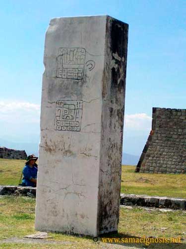 El Calméac y la Plaza de la Estela de los dos Glifos
