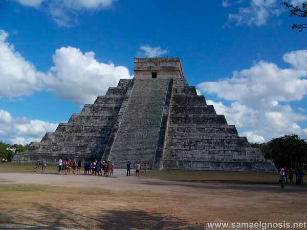 El Castillo o templo de Kukulkan El Castillo o templo de Kukulkan