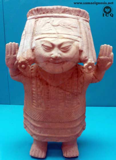 Mujer con los brazos en alto en actitud de invocación y veneración con una sonrisa. Museo de Xalapa, México.
