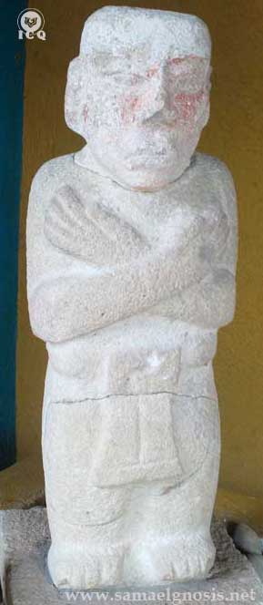 Personaje con los brazos cruzados el estilo de los sarcófagos egipcios. Para la gnosis significa que estamos dispuestos a desintegrar nuestros defectos. Zona Arqueológica de Toniná. Cultura Maya.