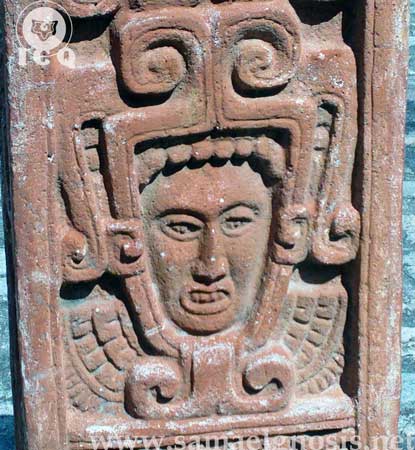 Quetzalcóatl, símbolo del Cristo Cósmico. El rostro emerge de las fauces de una serpiente, emblema de la sabiduría. Xochicalco Morelos México.