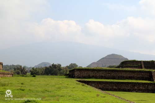 Zona arqueológica de Teotihuacán. México. Lugares sagrados donde se preparaban para encontrar el auto conocimiento. Se traduce como: El lugar donde los hombres se hacen dioses.
