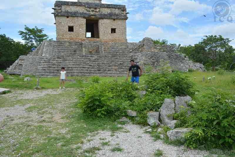 Fotografías en la Zona Arqueológica de Dzibilchaltún. Foto 094. XX Congreso Gnóstico Internacional. Misterios Mayas. Julio 2017. Mérida Yucatán