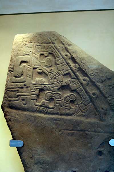 Estela de Tamtoc. En el centro está un ave y en el margen inferior izquierdo el glifo Cipactli (pez lagarto) Estela de Tamtoc. En el centro está un ave y en el margen inferior izquierdo el glifo Cipactli (pez lagarto)
