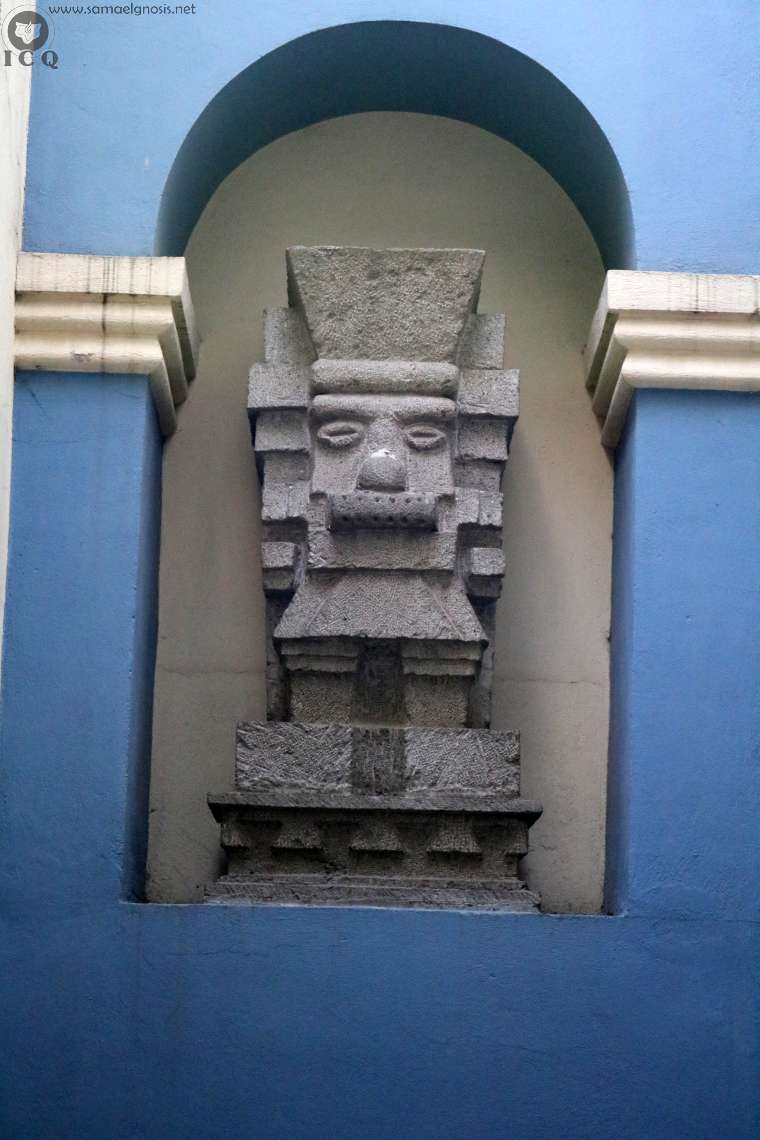 Imagen tallada en piedra del dios de la lluviaTláloc en el Hotel Sede.