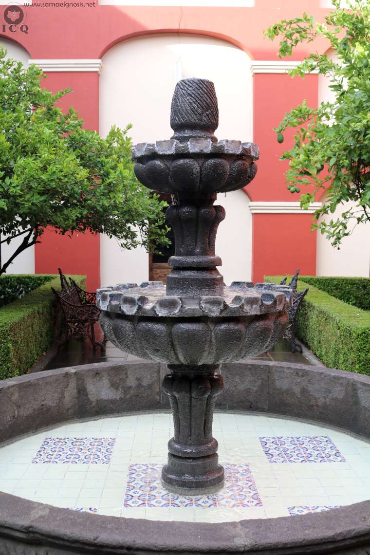 Fuente que engalana uno de los jardines del Hotel Sede del Congreso
