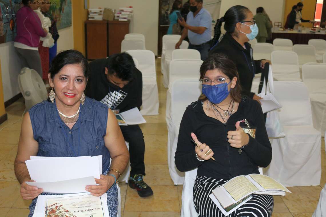 Lupita Ortiz (cantante de ópera) quien participó en el congreso interpretando algunas melodías, acompañada de su hija Krishna, del ICQ Aguascalientes, Ags. México. 