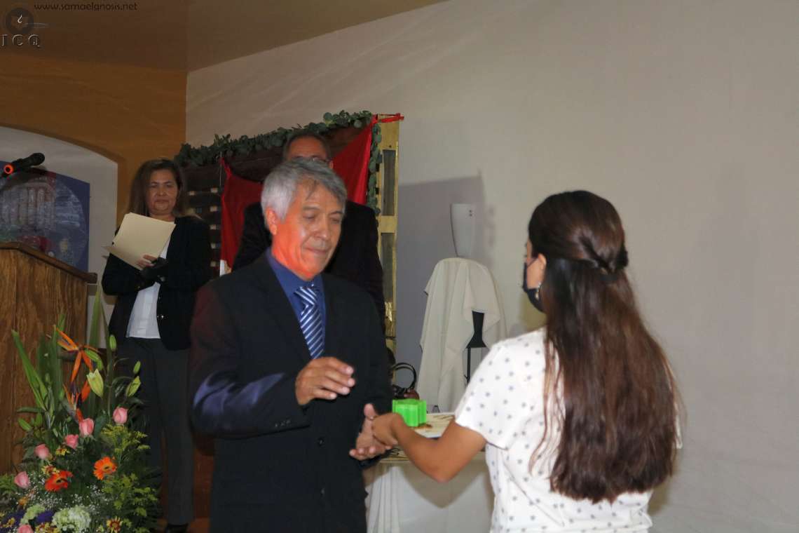 El instructor gnóstico Vicente Sáenz recibiendo un reconocimiento por todo el trabajo realizado, en sus palabras comentó: “Ahora no decimos: está en Chino, ahora decimos: Está en Borgia”, comentarios por lo difícil que fue el estudio de este códice. El instructor gnóstico Vicente Sáenz recibiendo un reconocimiento por todo el trabajo realizado, en sus palabras comentó: “Ahora no decimos: está en Chino, ahora decimos: Está en Borgia”, comentarios por lo difícil que fue el estudio de este códice.