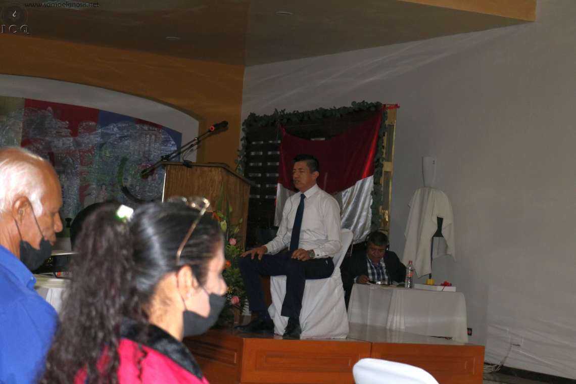 El instructor Ismael Moreno Luna dirigiendo el taller sobre la meditación “Los Siete Cuerpos” a todo el público del congreso. 