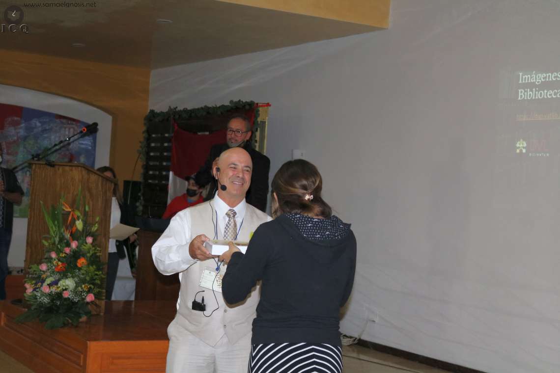 Muy contento recibiendo un simbólico reconocimiento por su trabajo realizado durante todo el año, culminando con la entrega de su tema.