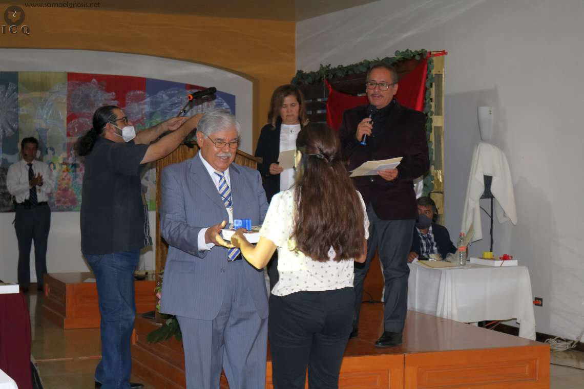 El instructor José Isabel Mauricio Vargas, quien atiende tres institutos de gnosis a la vez, recibiendo su reconocimiento.