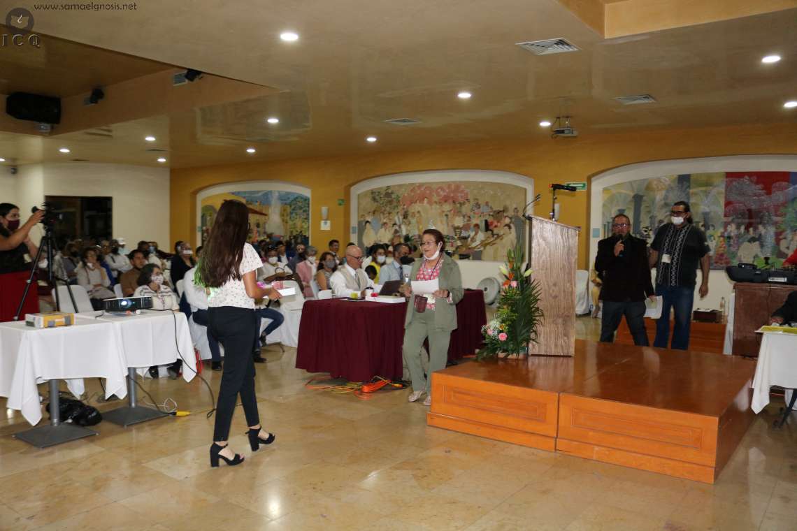 Una vez terminada la difícil tarea de interpretar la parte del Códice Borgia, donde destacan las mujeres que mueren en el parto y los guerreros de la vida que mueren en el campo de batalla la instructora Lupita Licea recibe su reconocimiento. Una vez terminada la difícil tarea de interpretar la parte del Códice Borgia, donde destacan las mujeres que mueren en el parto y los guerreros de la vida que mueren en el campo de batalla la instructora Lupita Licea recibe su reconocimiento.