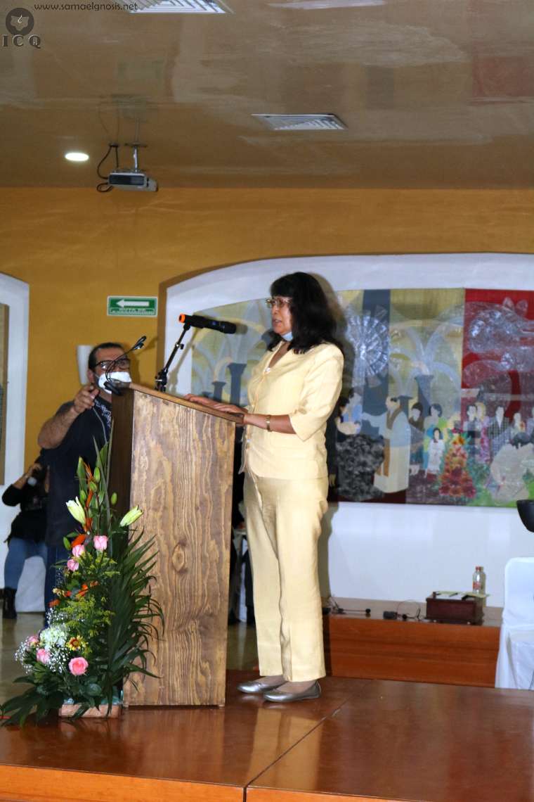 La instructora Silvia Serrano de Tulancingo Hidalgo México, en  la introducción a la práctica: Los Siete Chakras.