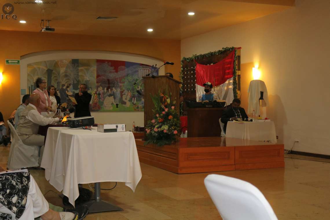 El fondo la Bandera del Movimiento Gnóstico, un técnico en el sonido, el instructor Virgilio grabando el audio, los instructores Ricardo y Rubén en las computadoras, los instructores Juanita y Armando de maestros de ceremonias, flores. Todo en conjunto parece un santuario del Saber. El fondo la Bandera del Movimiento Gnóstico, un técnico en el sonido, el instructor Virgilio grabando el audio, los instructores Ricardo y Rubén en las computadoras, los instructores Juanita y Armando de maestros de ceremonias, flores. Todo en conjunto parece un santuario del Saber.