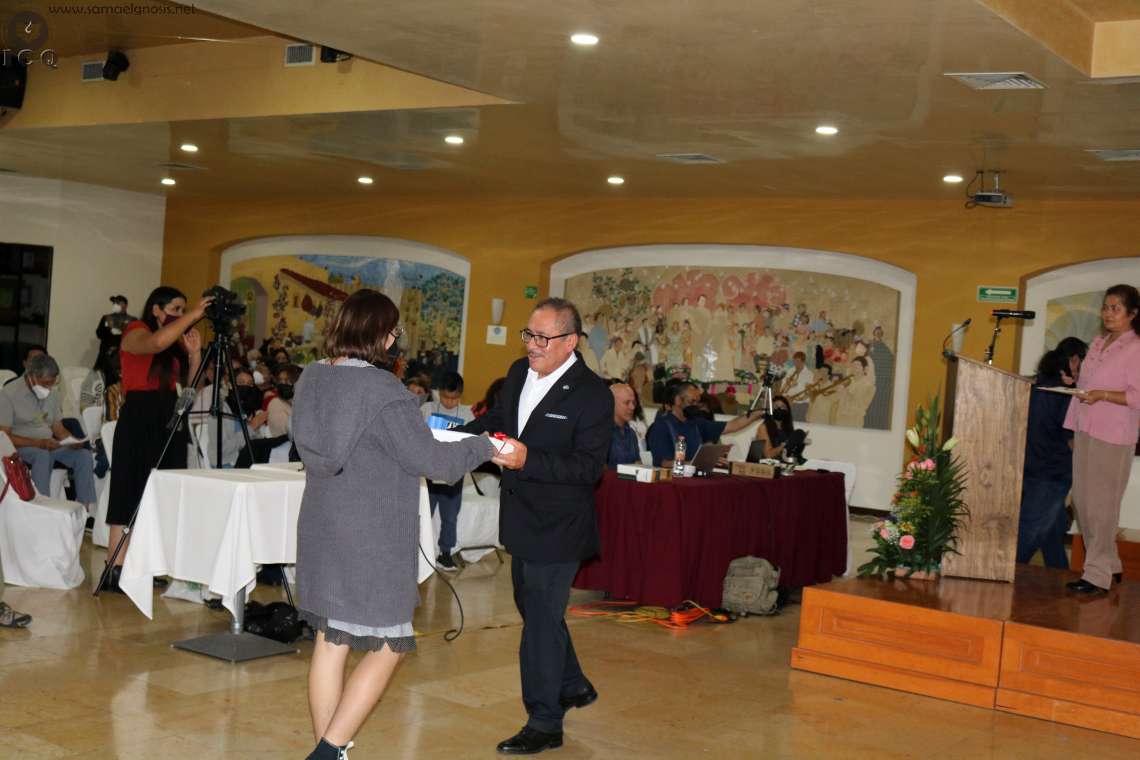 Recibiendo el instructor Armando Ortiz su reconocimiento por su trabajo realizado.