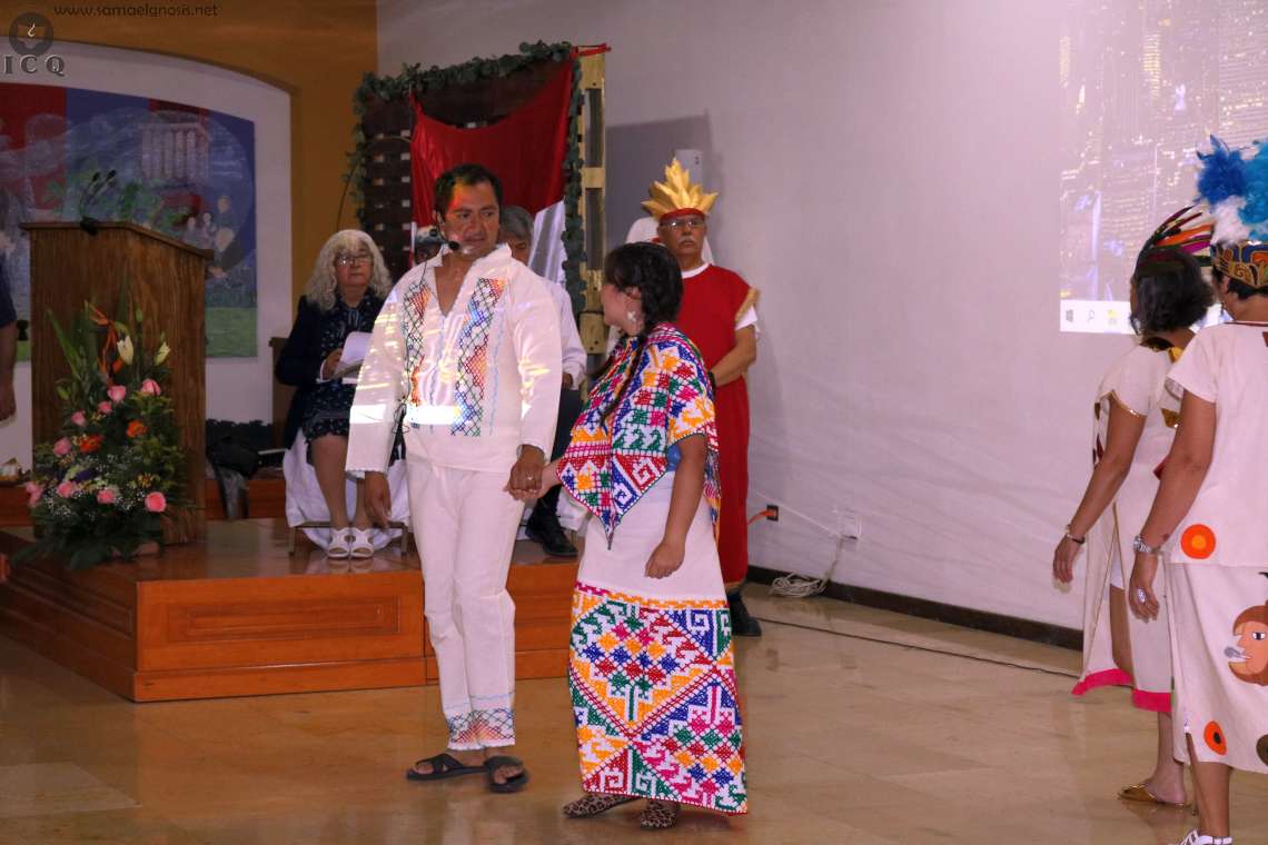El matrimonio que en la obra de teatro busca el camino del dios de la lluvia, está formado por los recién casados en la vida real: Omar y Gaby. El matrimonio que en la obra de teatro busca el camino del dios de la lluvia, está formado por los recién casados en la vida real: Omar y Gaby.