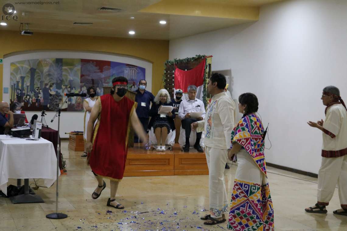 Otro de los nietos del instructor José Isabel representando a un servidor del dios de la lluvia, un elemental de las aguas, al Tlaloque Rojo, simbolizando uno de los cuatro tipos de agua del dios Tlaloc. Otro de los nietos del instructor José Isabel representando a un servidor del dios de la lluvia, un elemental de las aguas, al Tlaloque Rojo, simbolizando uno de los cuatro tipos de agua del dios Tlaloc.
