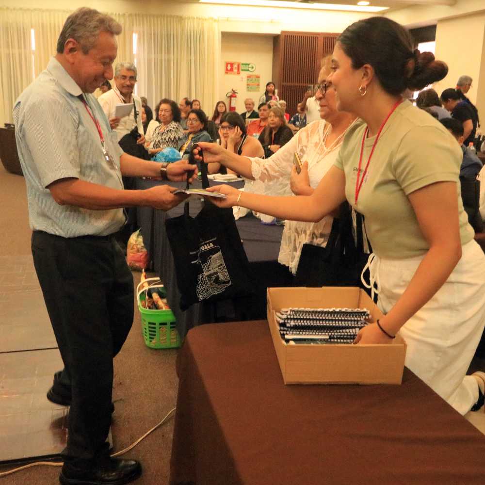 Entrega de reconocimientos a estudiantes participantes en los cuestionarios. Entrega de reconocimientos a estudiantes participantes en los cuestionarios.