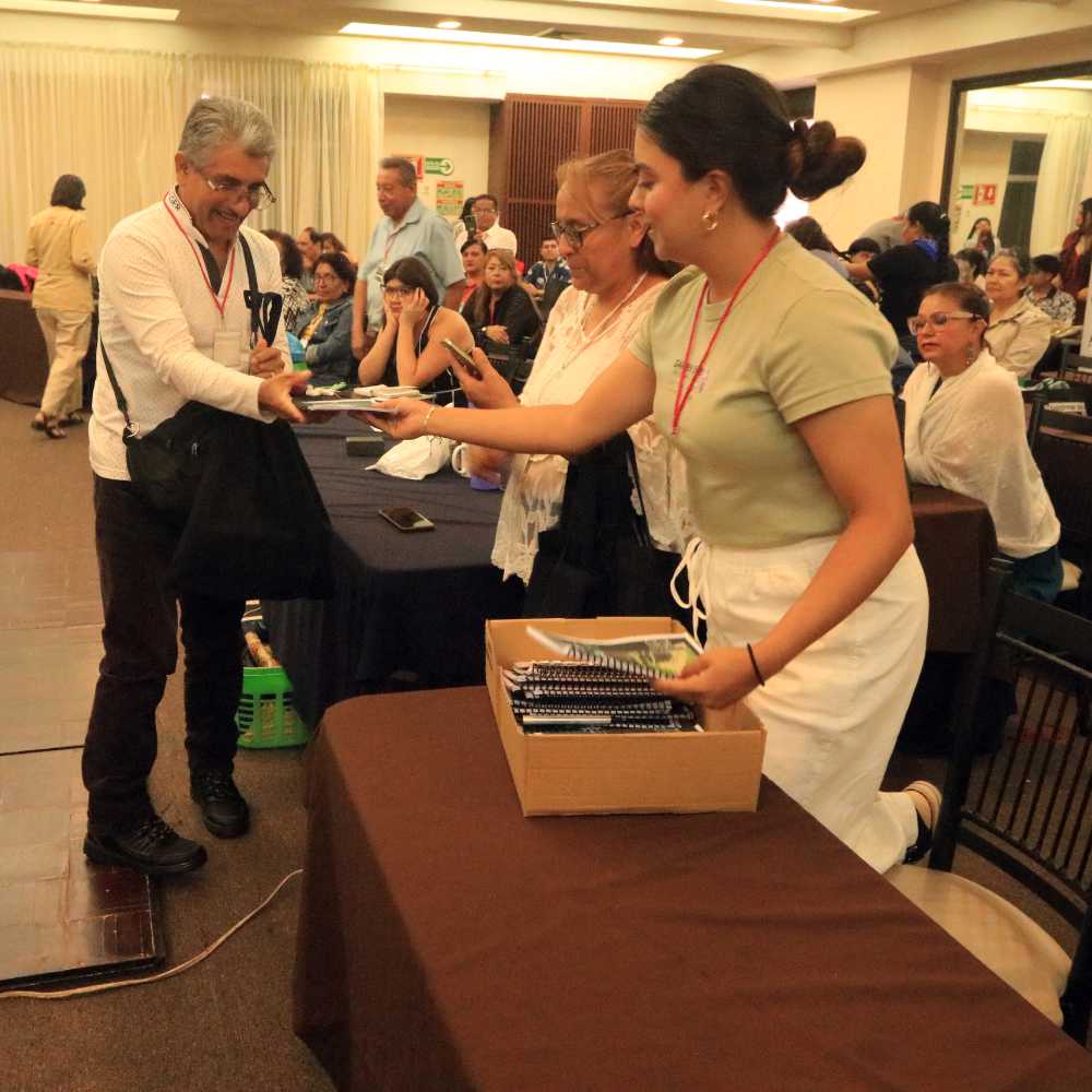 Entrega de reconocimientos a estudiantes participantes en los cuestionarios. Entrega de reconocimientos a estudiantes participantes en los cuestionarios.