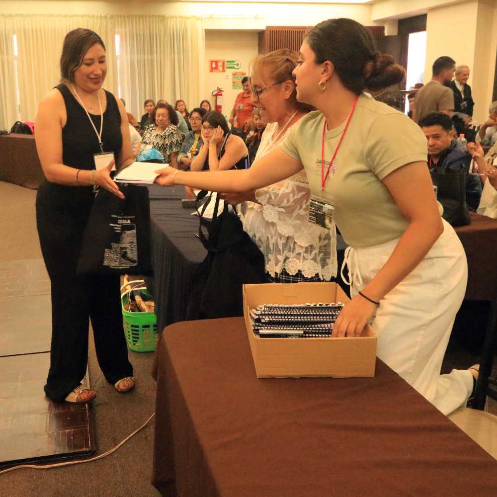 Entrega de reconocimientos a estudiantes participantes en los cuestionarios. Entrega de reconocimientos a estudiantes participantes en los cuestionarios.