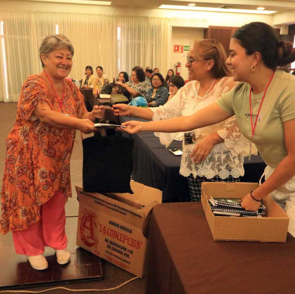 Entrega de reconocimientos a estudiantes participantes en los cuestionarios. Entrega de reconocimientos a estudiantes participantes en los cuestionarios.