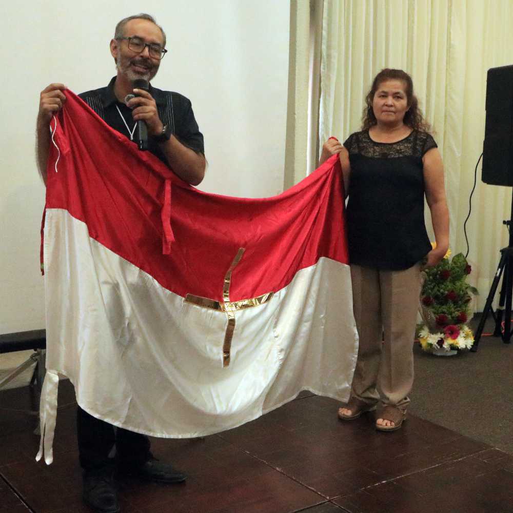 Instructor Rubén Soto Orozco encargado del congreso 2026 entregando la bandera gnóstica a la instructora Juanita Ornelas quien con su esposo Armando Ortiz encabezarán el Congreso Gnóstico 2027. Instructor Rubén Soto Orozco encargado del congreso 2026 entregando la bandera gnóstica a la instructora Juanita Ornelas quien con su esposo Armando Ortiz encabezarán el Congreso Gnóstico 2027.