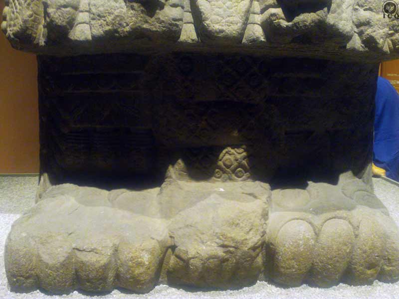 La de falda de serpientes. Coatlicue. Garras