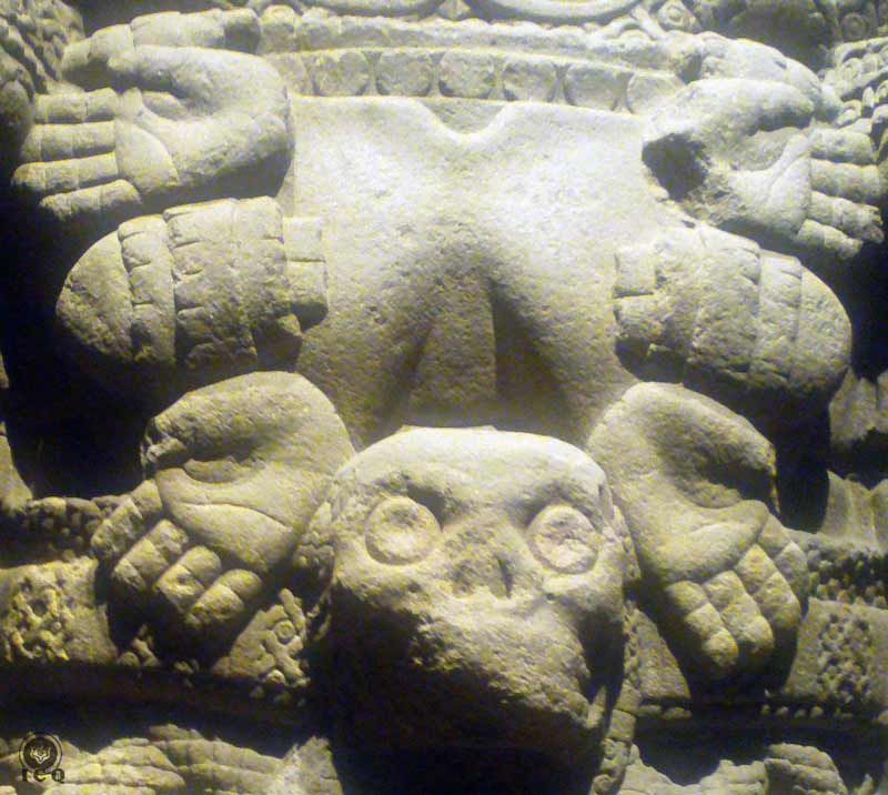 La de falda de serpientes. Coatlicue. Collar