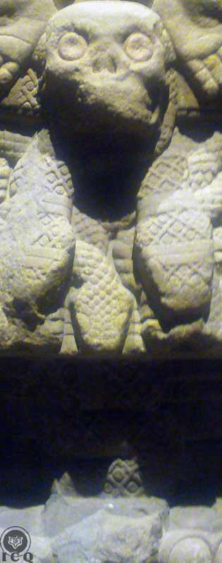La de falda de serpientes. Coatlicue. Cráneo