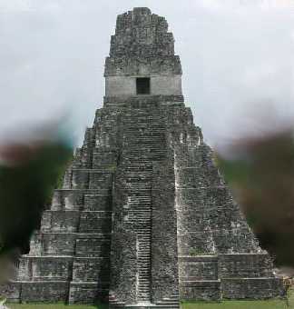 Templo I. Forma triangular. Zona Arqueológica de Tikal