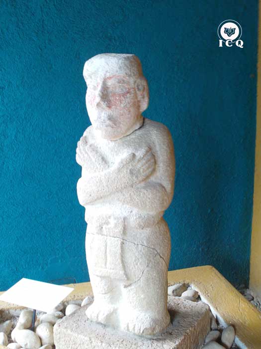 Escultura maya con los brazos en el pecho (región de Tiphereth) al estilo de los sarcófagos egipcios, simbolizando que estamos dispuestos a realizar la voluntad del padre. Toniná Chiapas, México. 