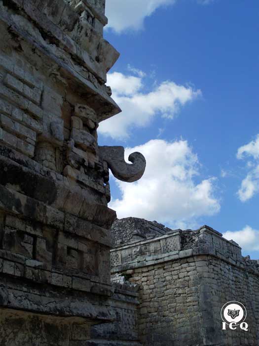 En las orejeras del dios de la lluvia maya Chaac, se encuentra la representación del principio masculino, la sexualidad era vista en forma sagrada. Chichén Itzá Yucatán México En las orejeras del dios de la lluvia maya Chaac, se encuentra la representación del principio masculino, la sexualidad era vista en forma sagrada. Chichén Itzá Yucatán México