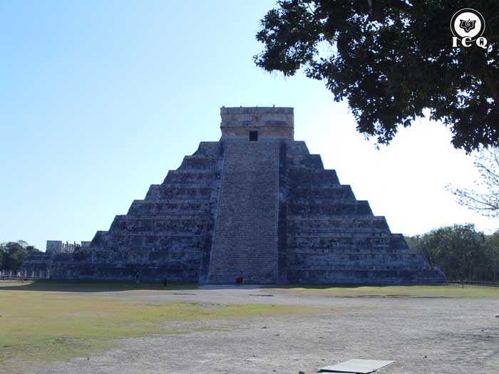 Los nueve basamentos en la Pirámide de Kukulkán, Chichen Itzá México. Los nueve basamentos en la Pirámide de Kukulkán, Chichen Itzá México.