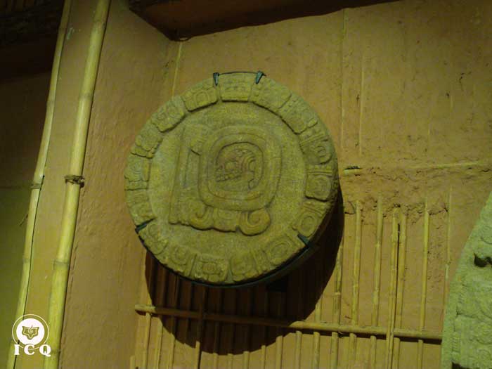 Círculo de piedra con glifos calendáricos. Toniná Chiapas, México Círculo de piedra con glifos calendáricos. Toniná Chiapas, México