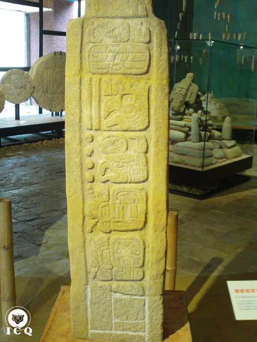 Estela maya con glifos. Toniná Chiapas, México Estela maya con glifos. Toniná Chiapas, México