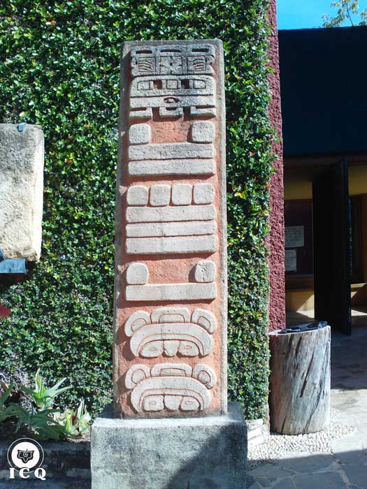 Estela maya. Un punto es uno, una barra son cinco. Dos barras y dos puntos sería el número doce. Museo de Toniná Chiapas México. Estela maya. Un punto es uno, una barra son cinco. Dos barras y dos puntos sería el número doce. Museo de Toniná Chiapas México.