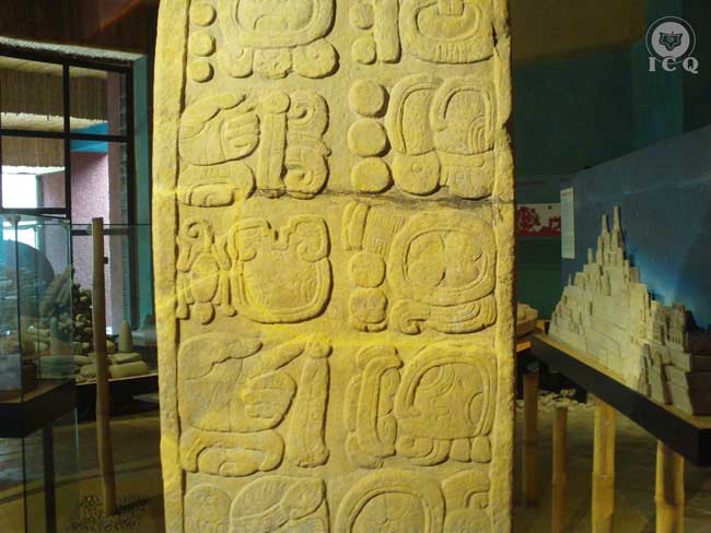 Estela maya con glifos numéricos y calendáricos. Estela maya con glifos numéricos y calendáricos. Toniná Chiapas México.