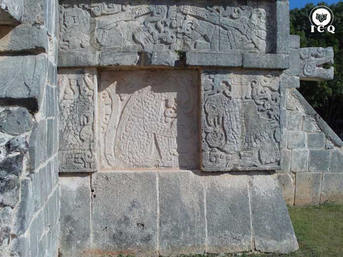 El jaguar representación del íntimo, devorando corazones (el alma purificada). Chichén Itzá, México. 