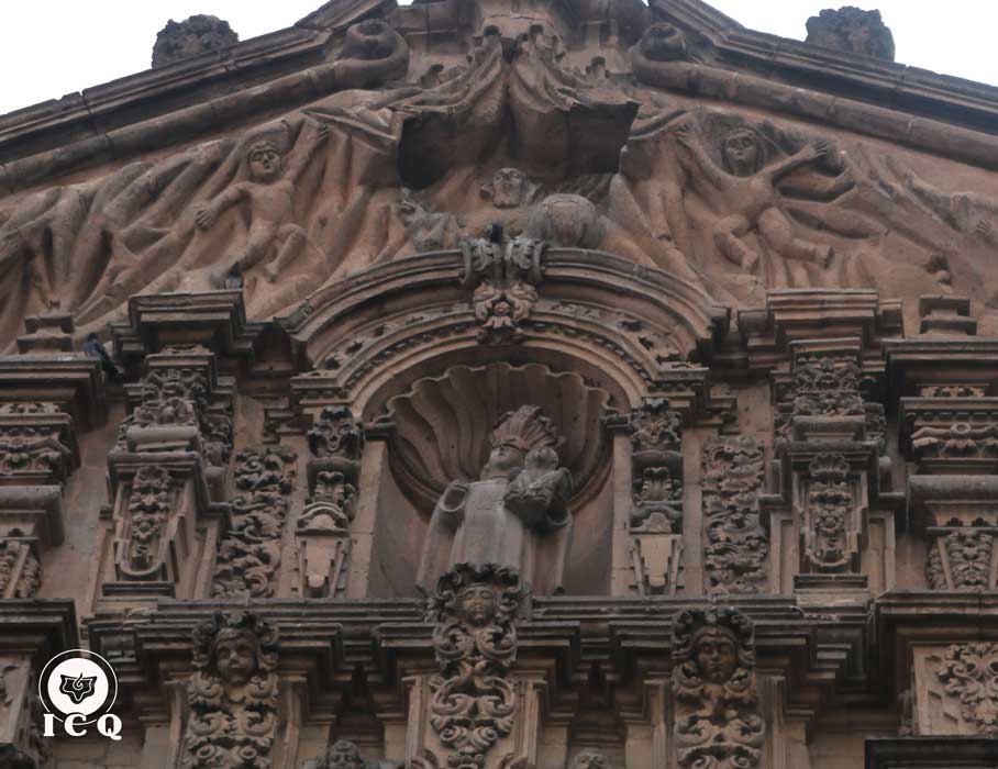 En la parte superior, el Anciano de los Días, entre nubes. Iglesia del Carmen, San Luis Potosí, México.