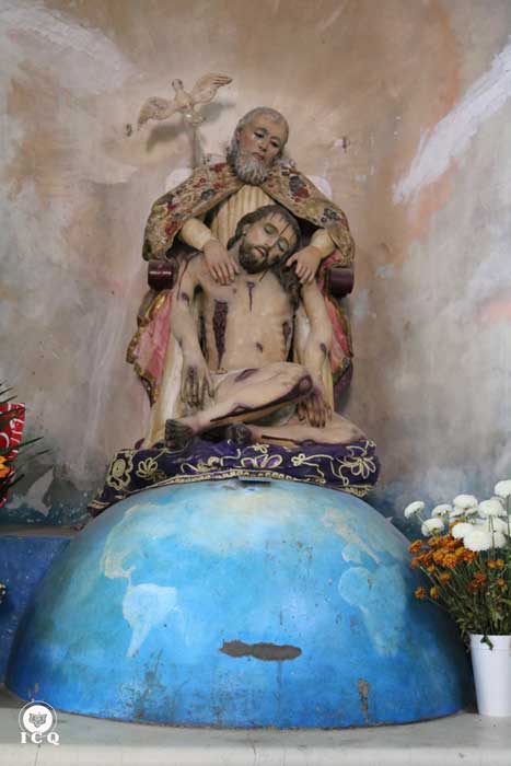 El Padre auxiliando al Cristo, símbolo de la misericordia que debemos tener para con los demás. Iglesia de Puebla, México. El Padre auxiliando al Cristo, símbolo de la misericordia que debemos tener para con los demás. Iglesia de Puebla, México.