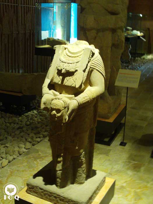 Una escultura que muestra una decapitación simbólica, indicando la lucha en contra de los deseos, los vicios, etc., los cuales deben ser destruidos. Toniná Chiapas, México Una escultura que muestra una decapitación simbólica, indicando la lucha en contra de los deseos, los vicios, etc., los cuales deben ser destruidos. Toniná Chiapas, México