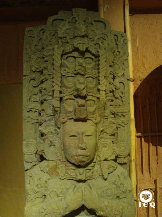 Mitra de estela maya con tres rostros divinos, con el rostro del sacerdote forman cuatro, símbolo del Absoluto y las tres fuerzas primarias. Toniná Chiapas, México.