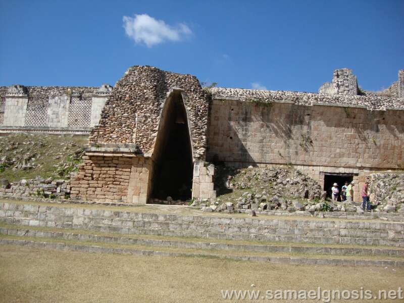 El falso arco maya de la idea del arcano 12, ya que se forma de un rectángulo (el cuaternario inferior) y un triángulo (El Ser con sus dos almas). Uxmal Yucatán México. Foto: Antonio Compean. El falso arco maya de la idea del arcano 12, ya que se forma de un rectángulo (el cuaternario inferior) y un triángulo (El Ser con sus dos almas). Uxmal Yucatán México. Foto: Antonio Compean.