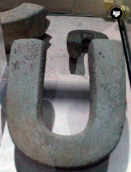 Yugo de piedra en forma de U o herradura, tal como el Palacio de la ley (Xalapa). Yugo de piedra en forma de U o herradura, tal como el Palacio de la ley (Xalapa).