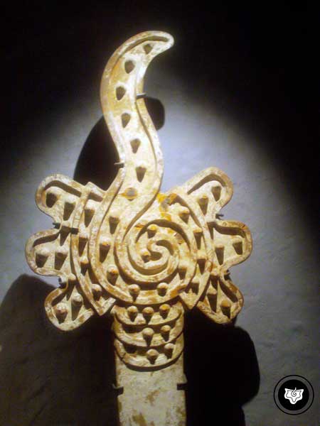 Almena en forma de caracol marino seccionado. (Mayor). 