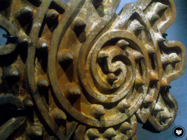 Detalle de una almena de un caracol marino partido. (Mayor). 