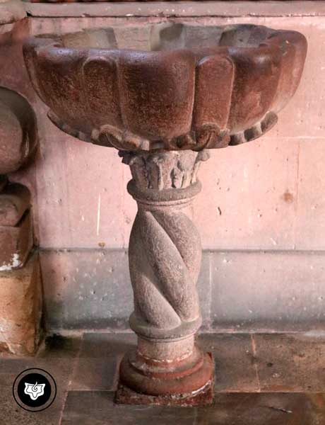Pila bautismal símbolo de las aguas puras de vida o energía sexual. (Carmen). Pila bautismal símbolo de las aguas puras de vida o energía sexual. (Carmen).